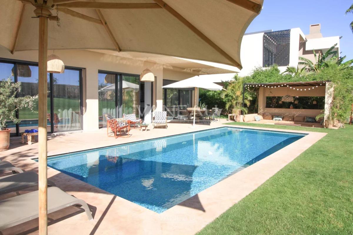 SOMPTUEUSE VILLA EN PREMIÈRE LIGNE DE GOLF À VENDRE