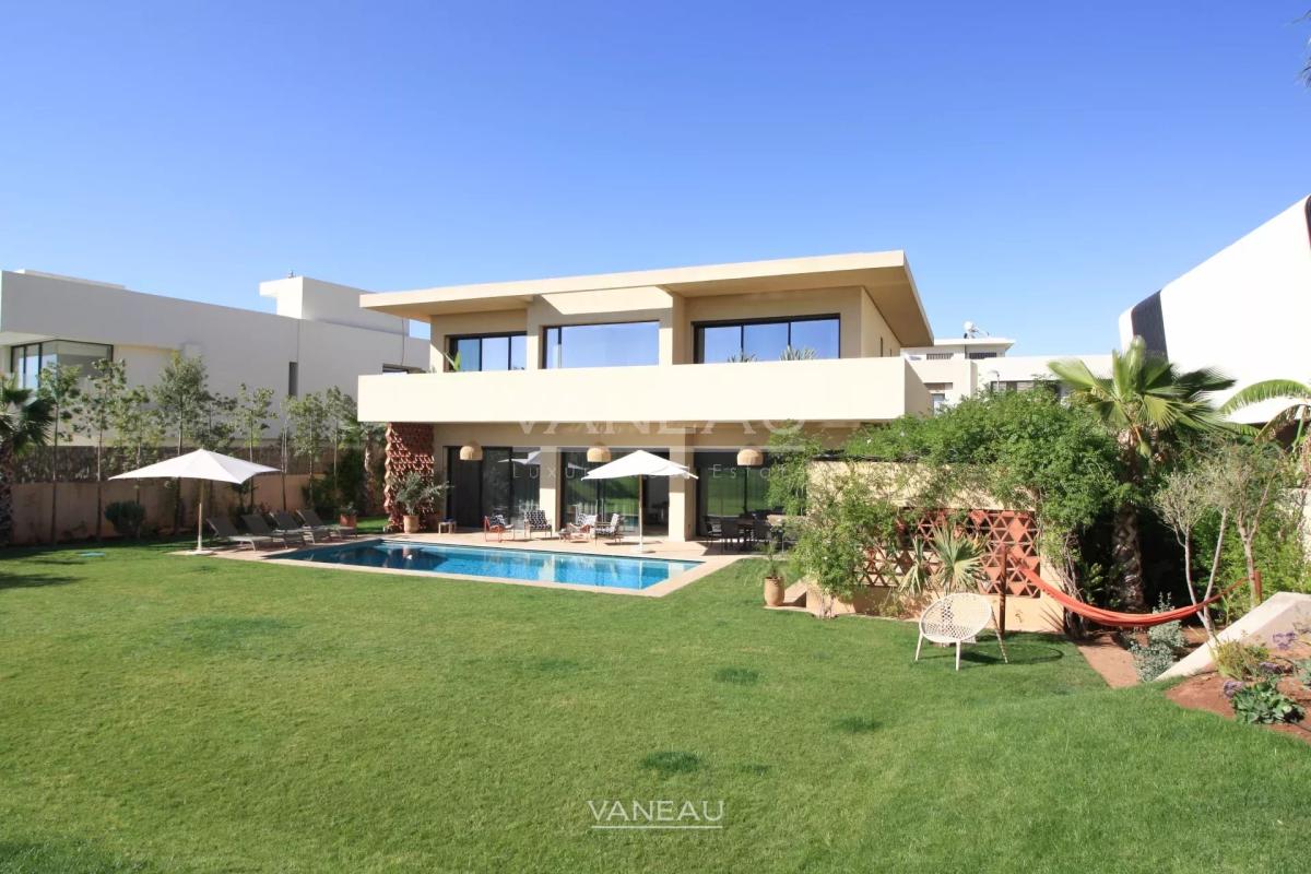 SOMPTUEUSE VILLA EN PREMIÈRE LIGNE DE GOLF À VENDRE