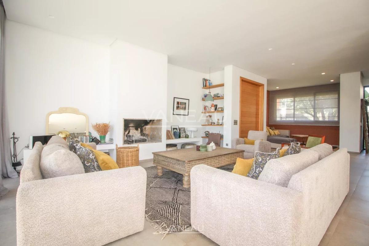 SOMPTUEUSE VILLA EN PREMIÈRE LIGNE DE GOLF À VENDRE