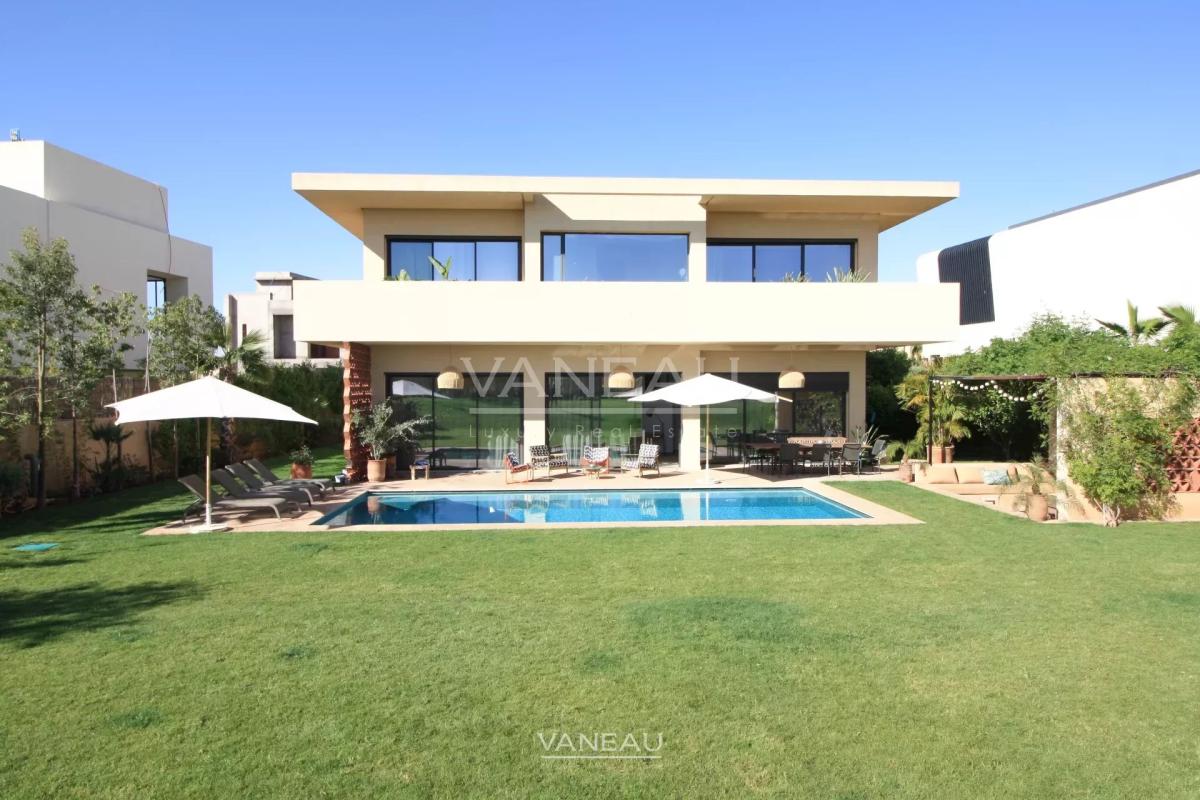 SOMPTUEUSE VILLA EN PREMIÈRE LIGNE DE GOLF À VENDRE