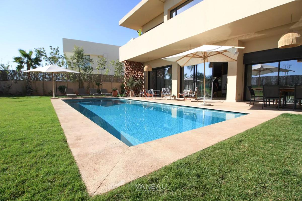 SOMPTUEUSE VILLA EN PREMIÈRE LIGNE DE GOLF À VENDRE