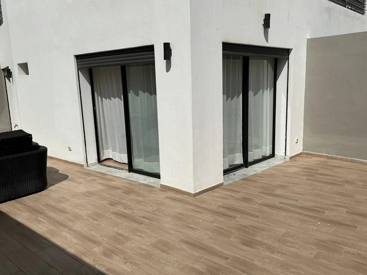 Studio neuf meublé avec une immense terrasse