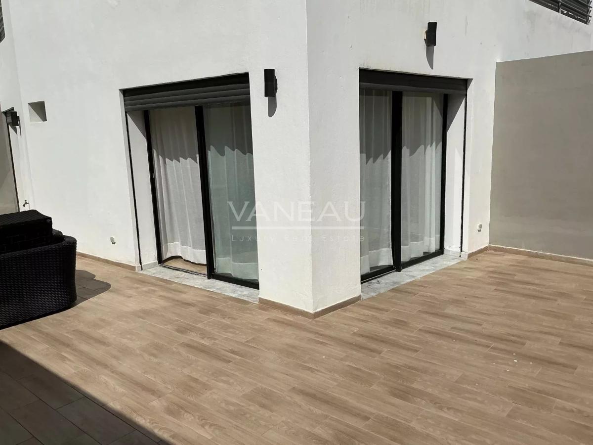 Studio neuf meublé avec une immense terrasse