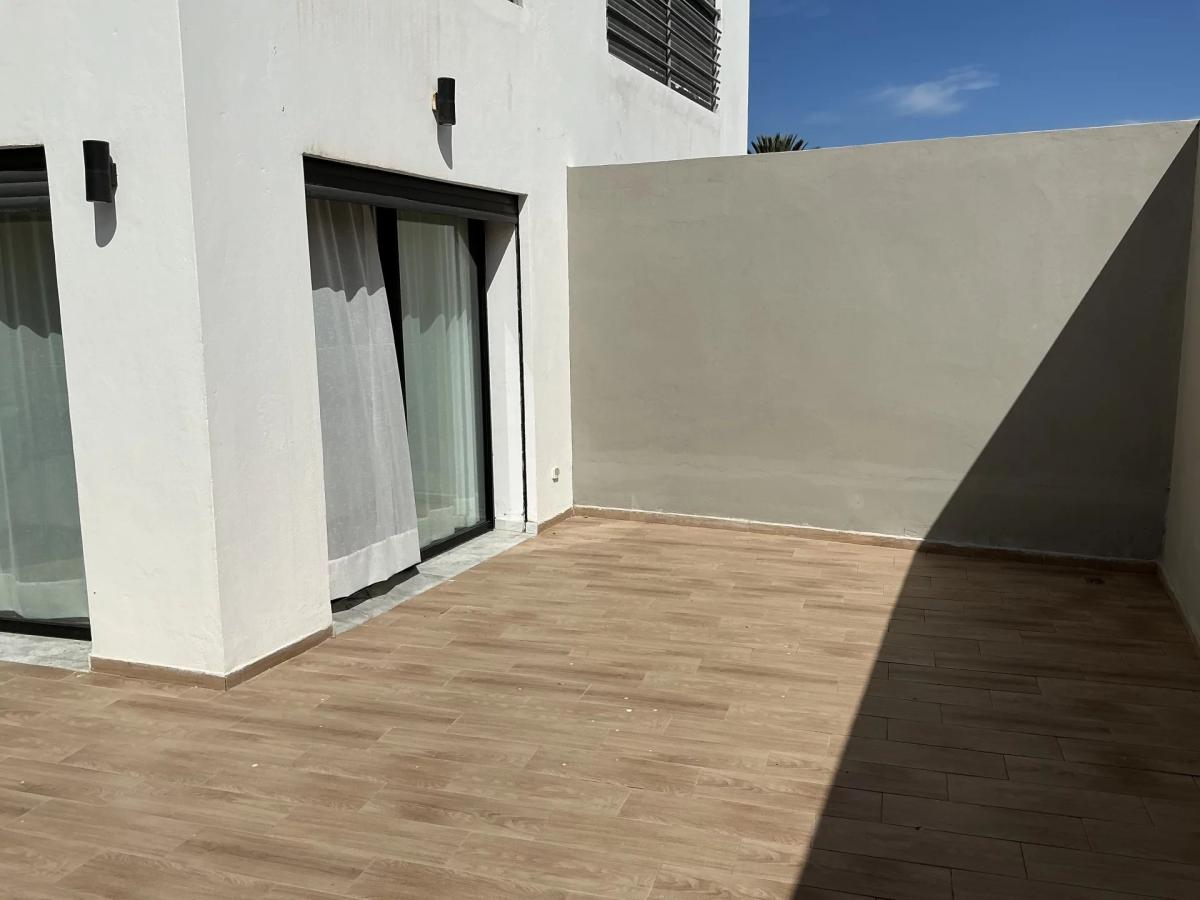 Studio neuf meublé avec une immense terrasse