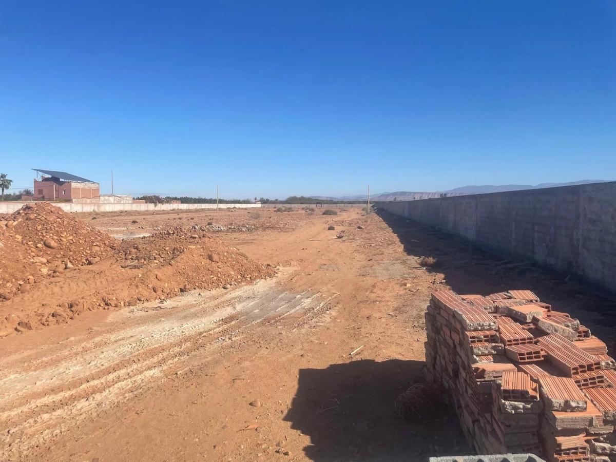 ***Route Ouarzazate Terrain de 2,7 hectare avec permis de constr