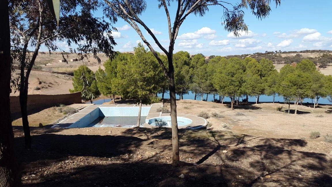 ****Terrain constructible au pied du lac Takerkoust****