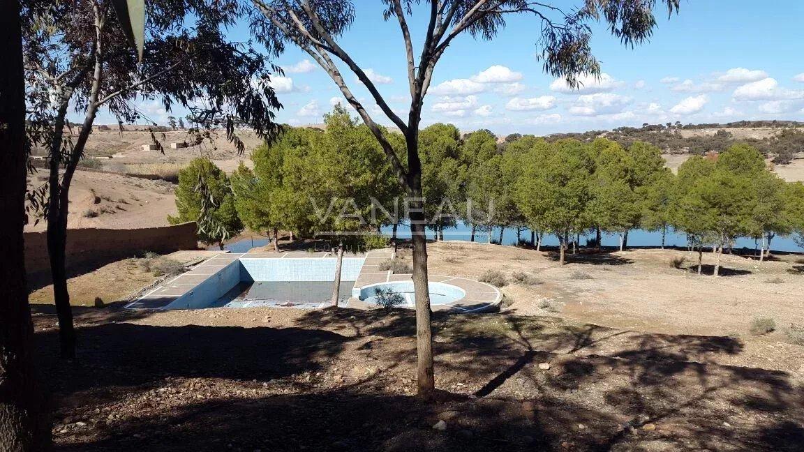 ****Terrain constructible au pied du lac Takerkoust****
