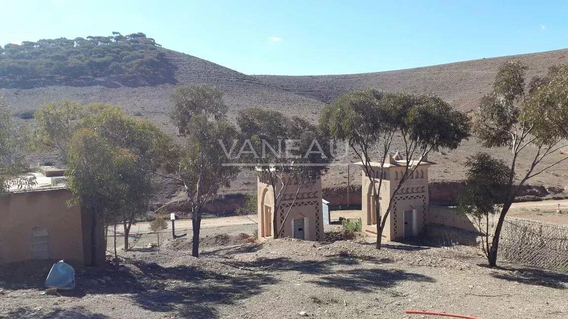 ****Terrain constructible au pied du lac Takerkoust****