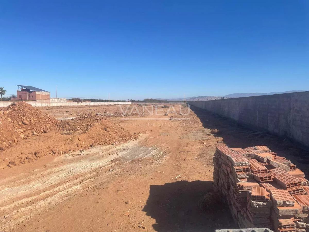 ***Route Ouarzazate Terrain de 2,7 hectare avec permis de constr