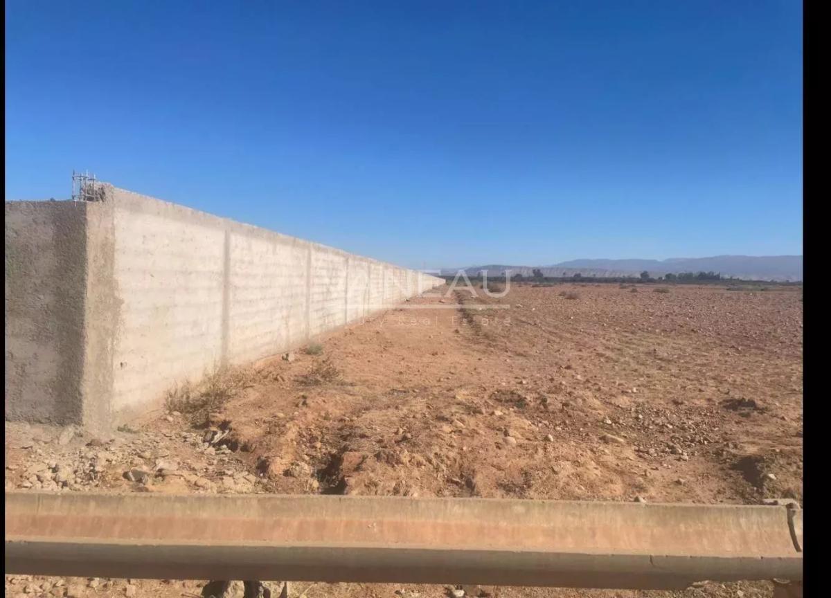 ***Route Ouarzazate Terrain de 2,7 hectare avec permis de constr